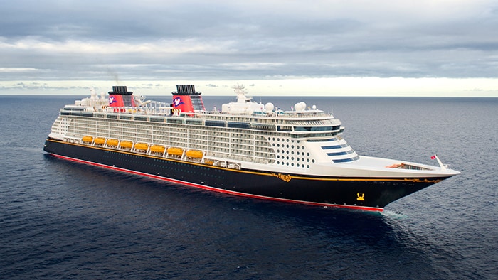 El crucero de Disney Dream, un barco con múltiples cubiertas y una proa afilada, en mar abierto
