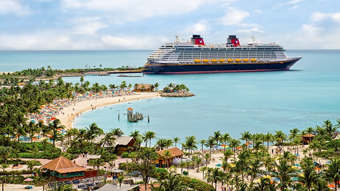 Um navio da Disney Cruise Line atracado na costa sinuosa da Castaway Cay.