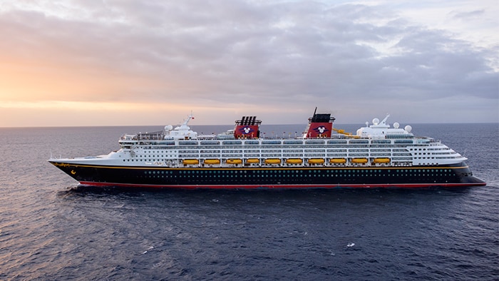 El crucero Disney Magic, un barco de múltiples pisos, en mar abierto