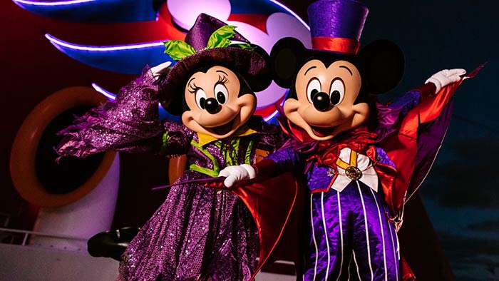 Mickey et Minnie Mouse dans des costumes d'Halloween
