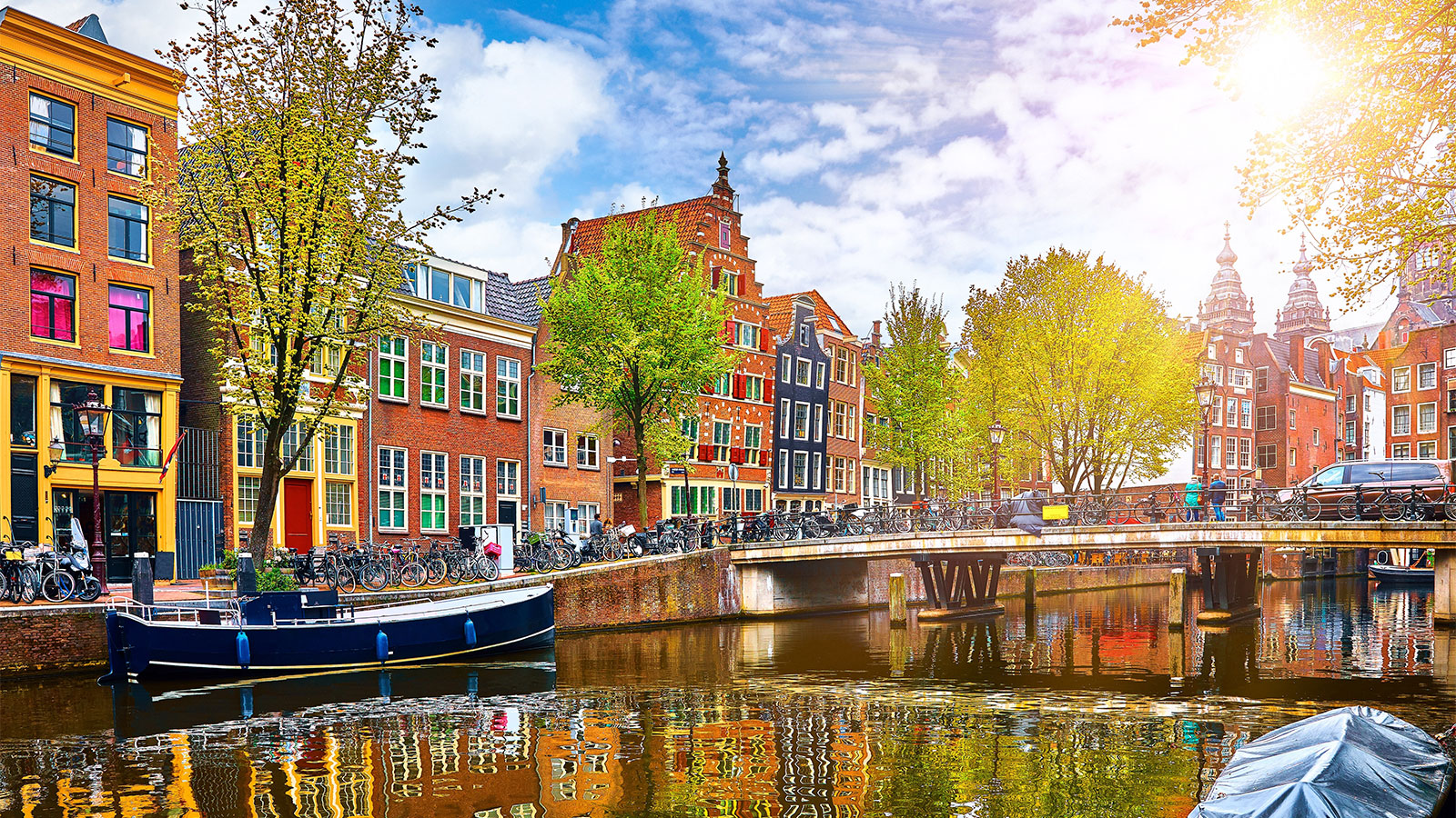 オランダ、アムステルダムの運河と川縁に並ぶカラフルな建物