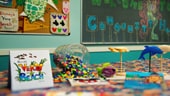 長いテーブルと小さな椅子のある子供用のプレイルーム