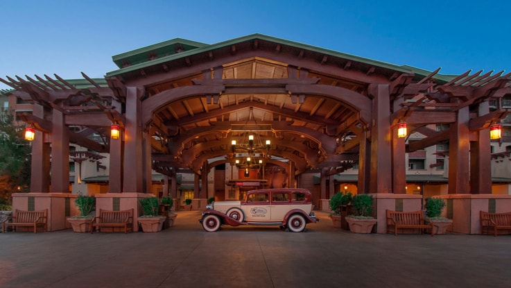 夜のディズニー・グランド・カリフォルニアン・ホテル & スパの入り口に停まるクラシックカー