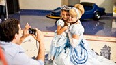 シンデレラと少女の写真を撮る父親