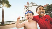 水着を着た 2 人の少年