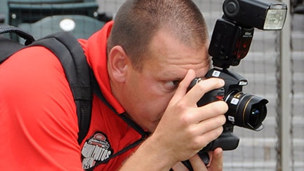 Un fotógrafo viendo a través del visor de su cámara