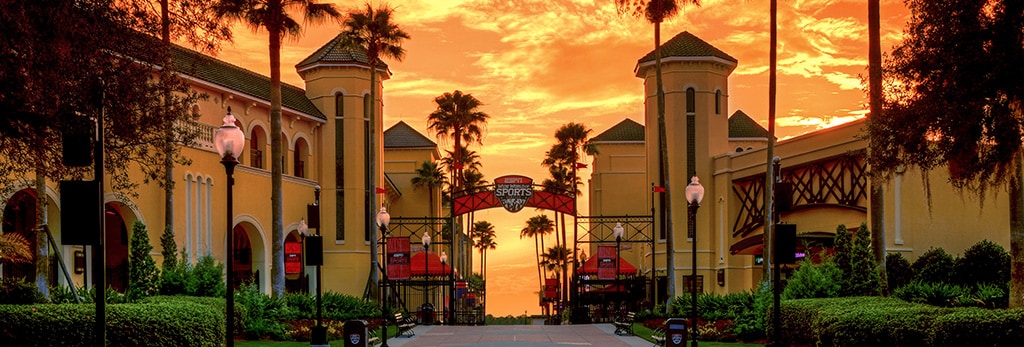 Edificios y palmeras en ESPN Wide World of Sports Complex de la Florida