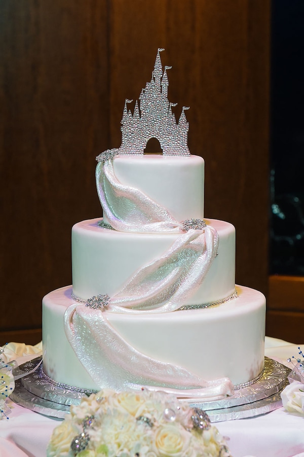 You can now get Disney wedding cakes with light shows on them